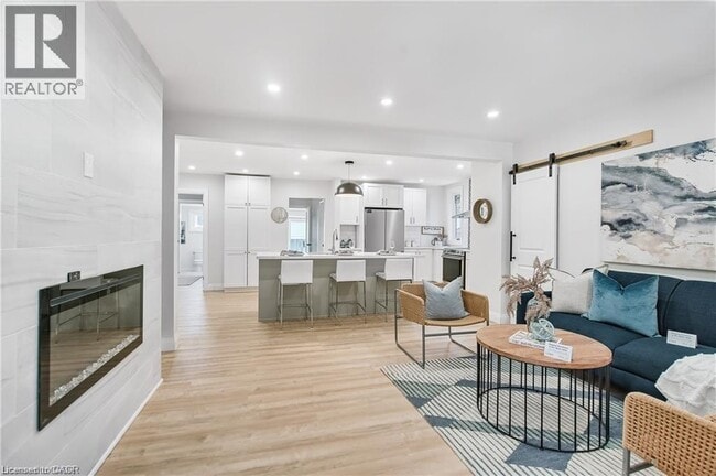 Photo du bâtiment - 10 Comet Ave