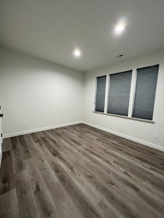 Foto del edificio - Newer Construction Condos in Moses Pointe!