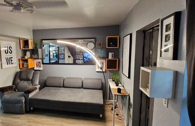 Foto del edificio - 3600 S Le Jeune Rd