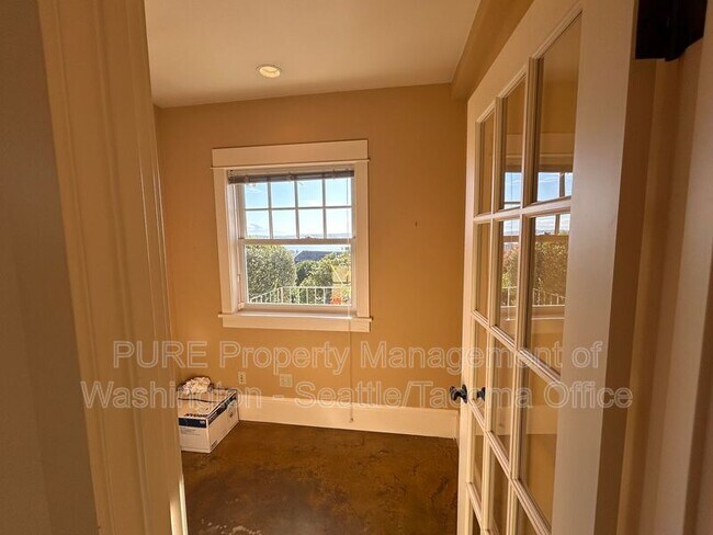 Building Photo - 604 W Kinnear Pl