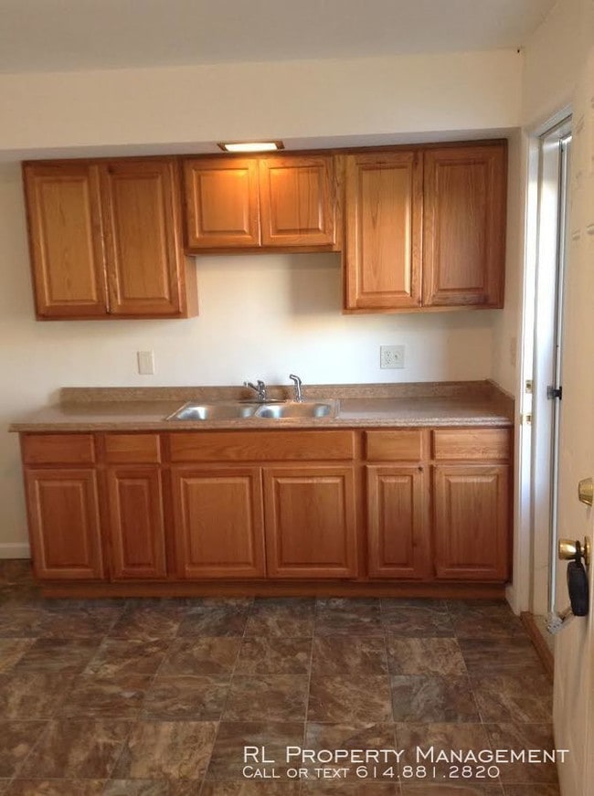 Building Photo - 885 N Meadows Ct