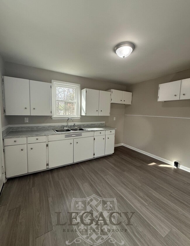 Building Photo - 2211 Larimore Dr