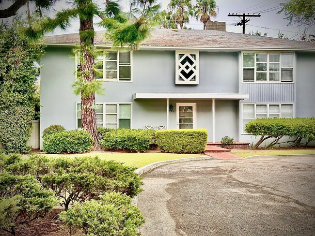 Front façade and entry - 1729 Raymond Hill Rd