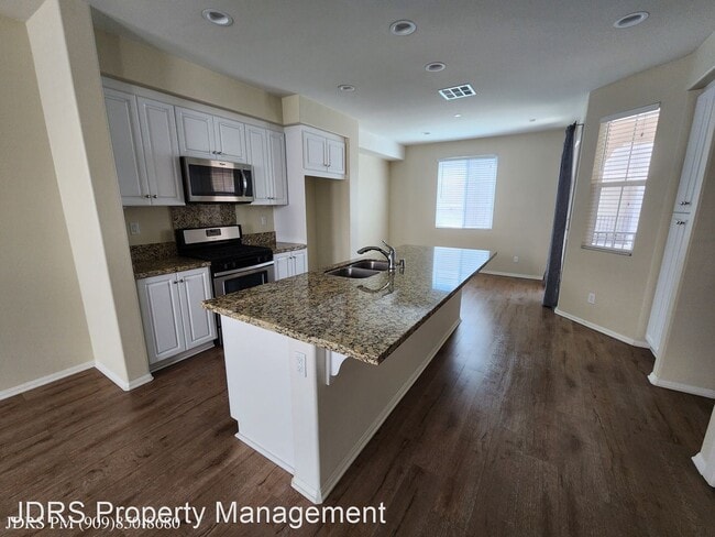 Building Photo - 3 br, 2.5 bath House - 140 Royal Way