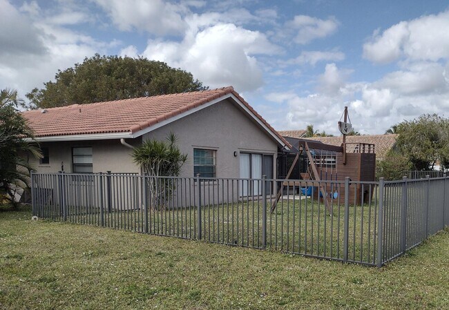 Building Photo - 21110 Escondido Way N