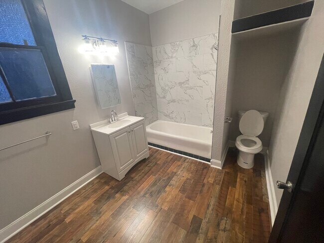 Baño - 2455 Wisteria St