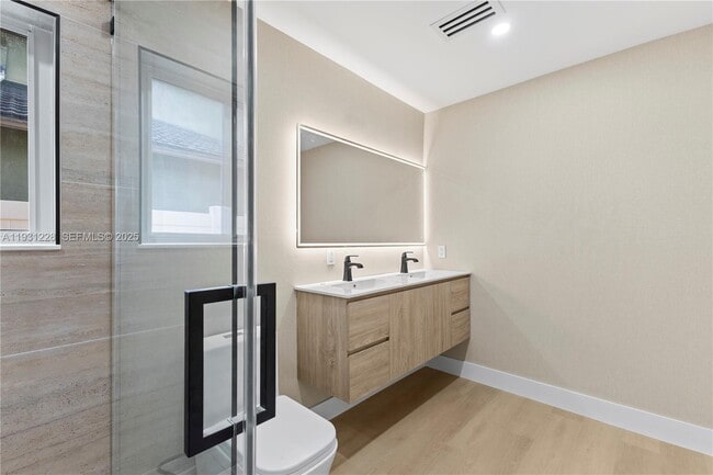 Building Photo - 16859 Crestview Ln