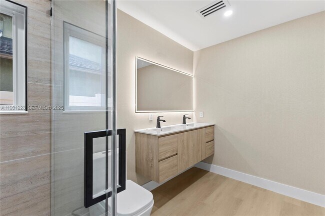 Foto del edificio - 16859 Crestview Ln