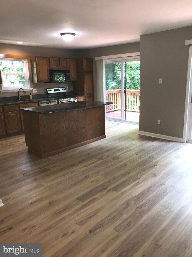 Building Photo - 62 Iroquois Ct
