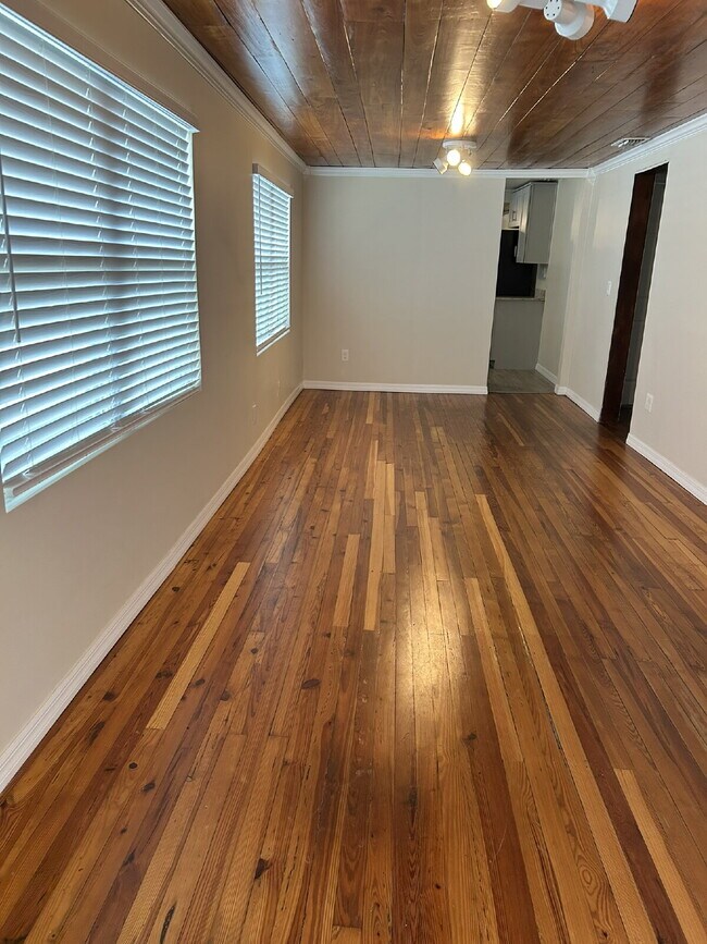 Building Photo - Fall in love with this beautifully maintained 3BR/2BA home!