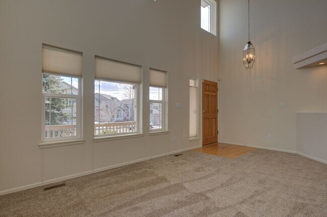 Building Photo - Beautiful clean home ready to move in on 0...