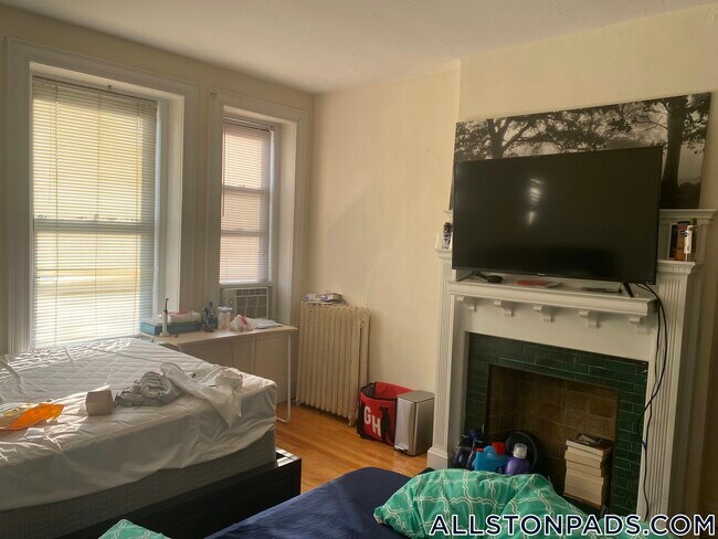 Building Photo - 100 Linden St