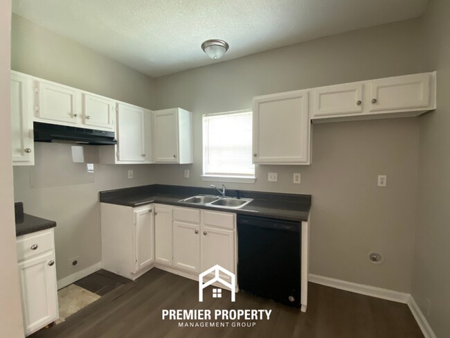 Foto del edificio - Spacious 3BR/2.5BA Raleigh Home | 1,528 Sq Ft, Fireplace, Garage & Fenced Yard