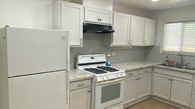 Building Photo - Super cute remodeled unit