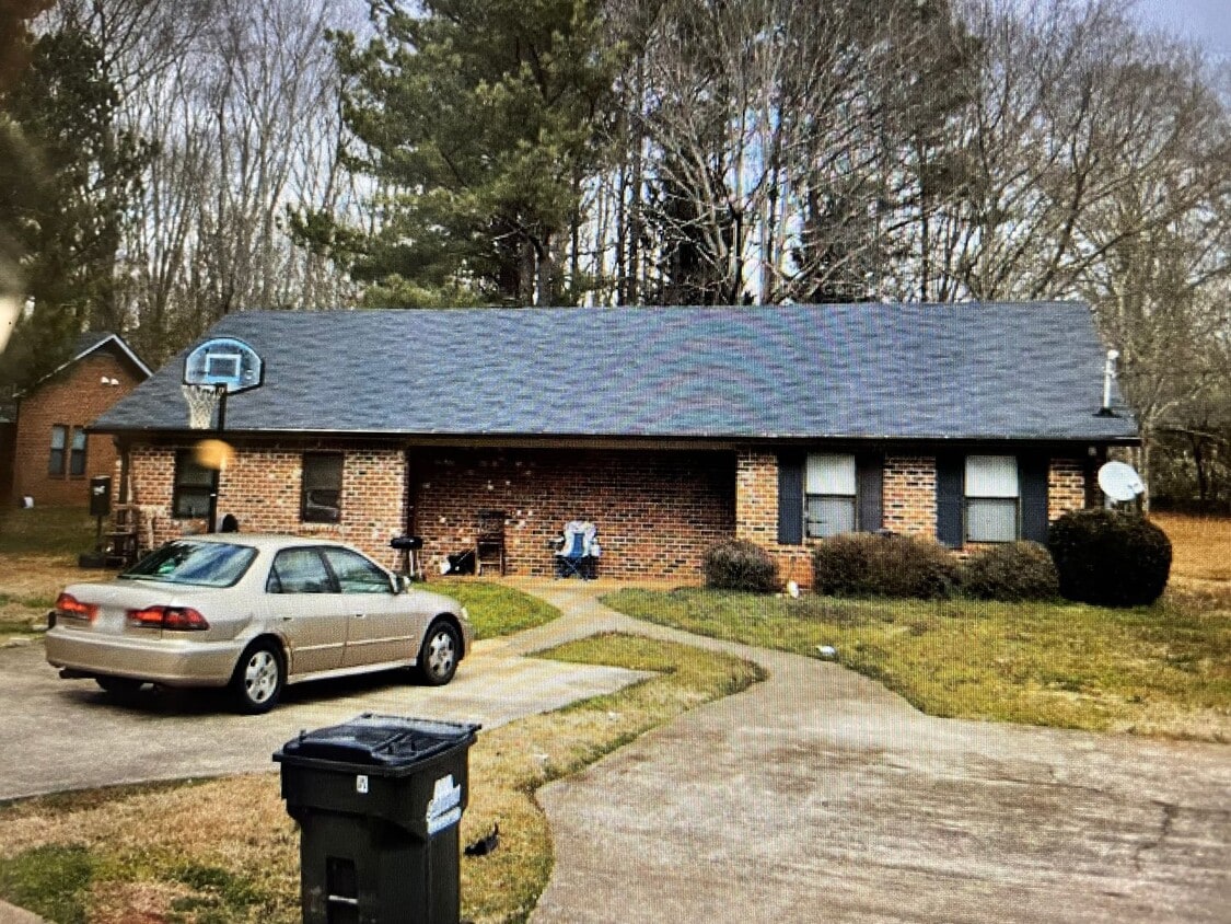 Primary Photo - EAST PACES DR - 202/204