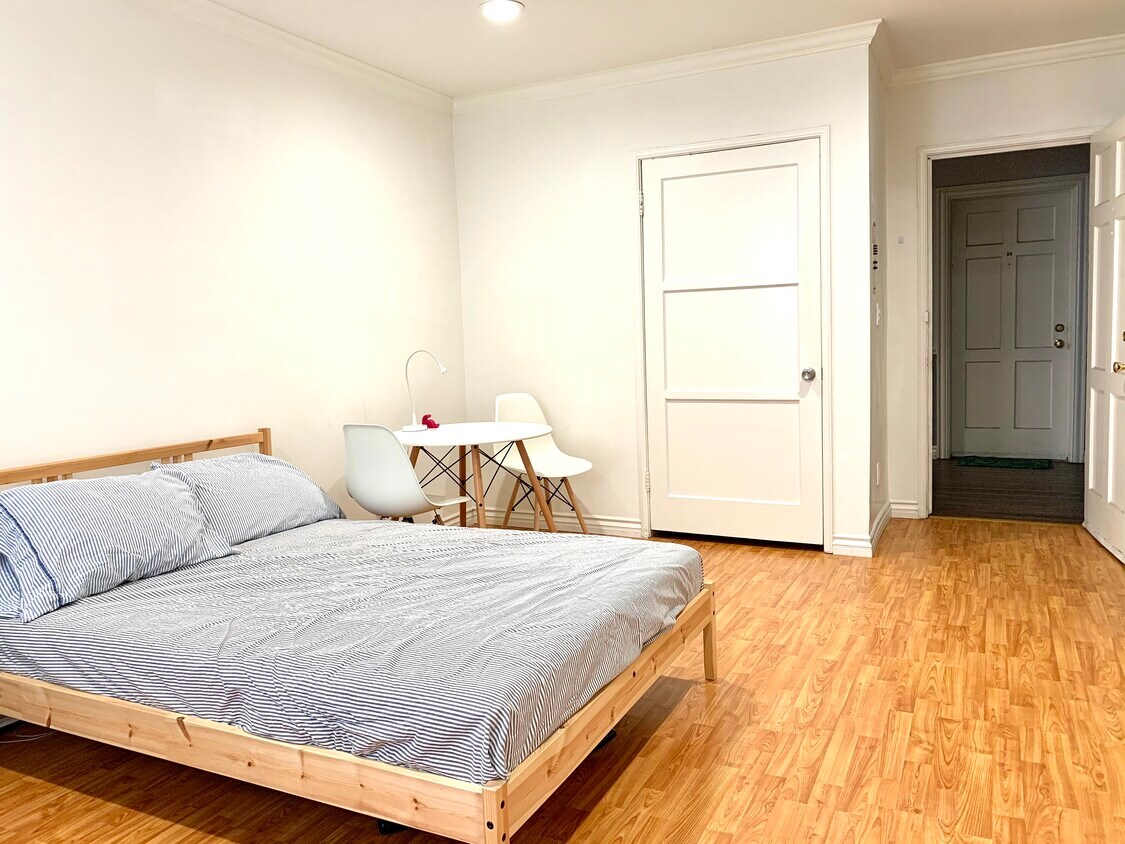 Foto principal - 301 N Sycamore Ave