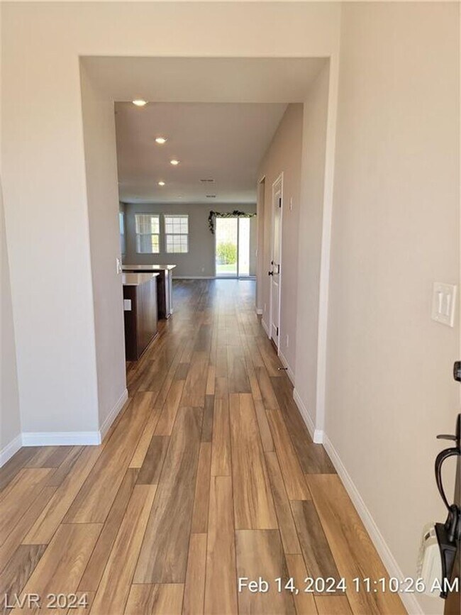 Foto del edificio - GORGEOUS HOME WITH BED & FULL BATH DOWNSTA...