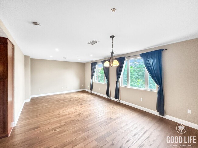 Foto del edificio - Stunning 2B/2BA Upgraded Condo w/ 2 Parkin...