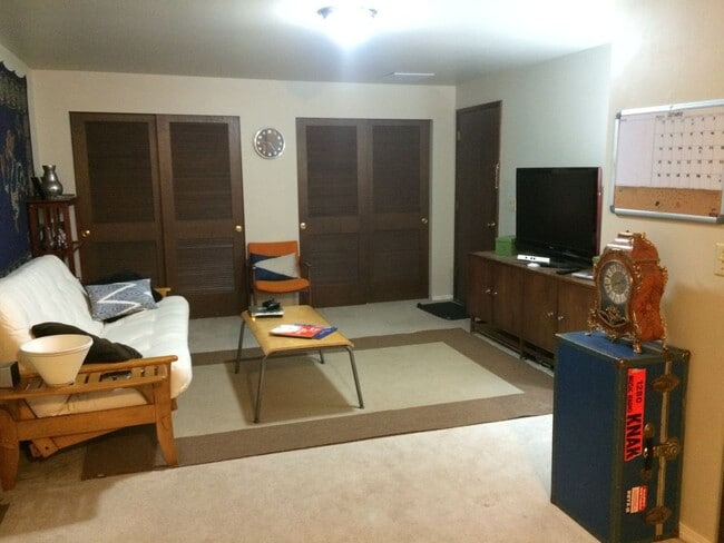 Building Photo - Cozy Redmond rambler with large fenced yar...
