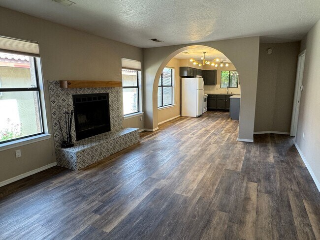 Foto del edificio - 2 Bedroom, 2 Bathroom Home near Tramway and Indian School