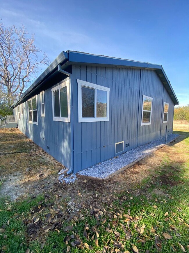 Building Photo - Spacious 4 bedroom 2 bathroom Paynes Creek...