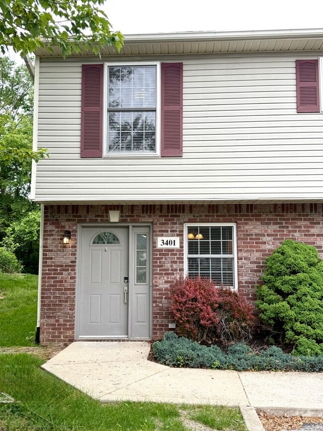 Building Photo - 3401 S Oaklawn Cir