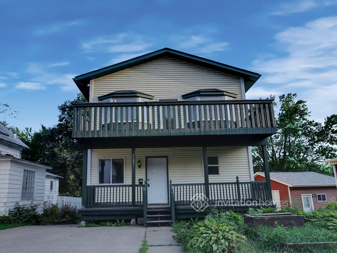 Primary Photo - 717 Maple St W