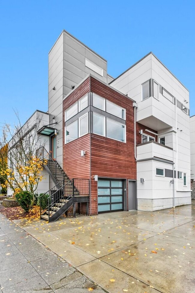 Building Photo - 4209 SW Dakota St