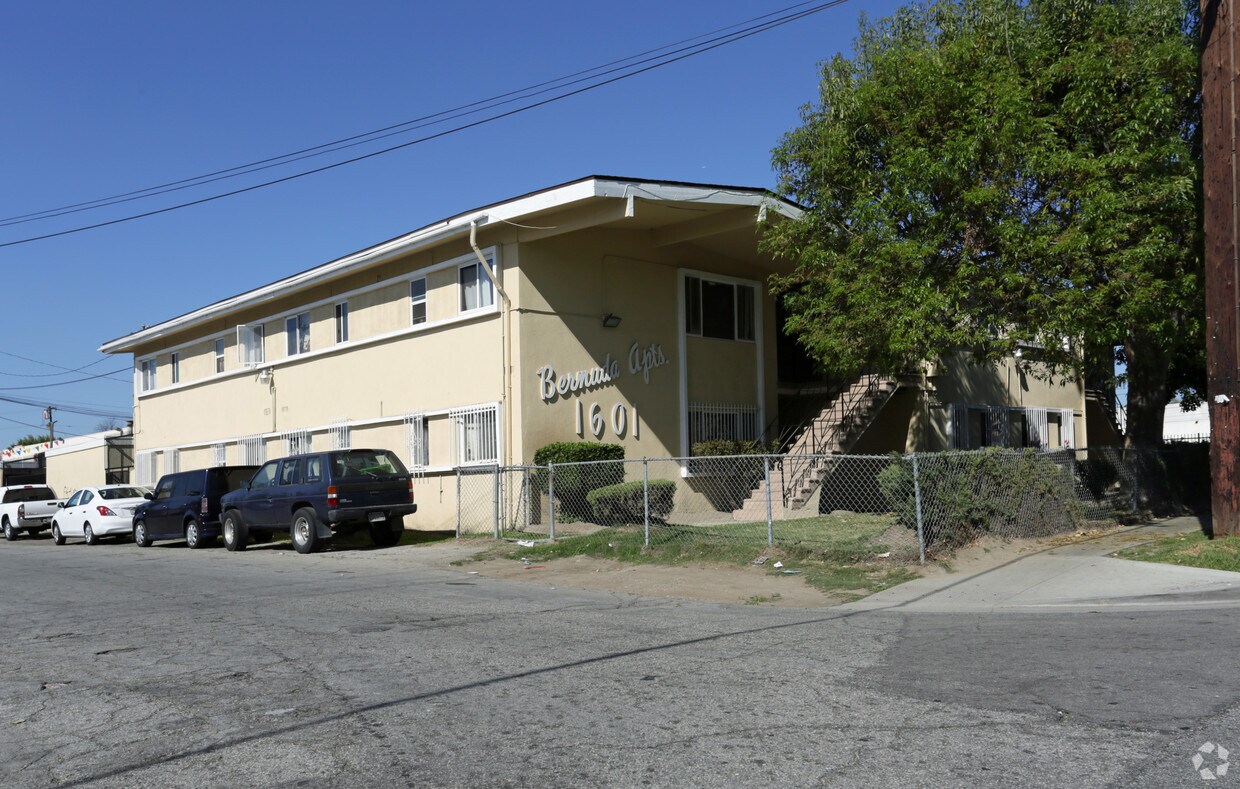 Primary Photo - 1601 N Bulls