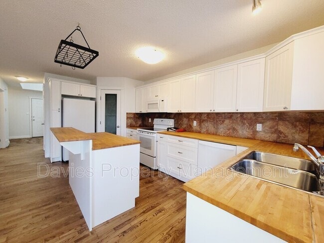 Building Photo - 163 Cote Crescent NW