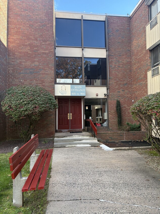 Primary Photo - 962 High Path Rd