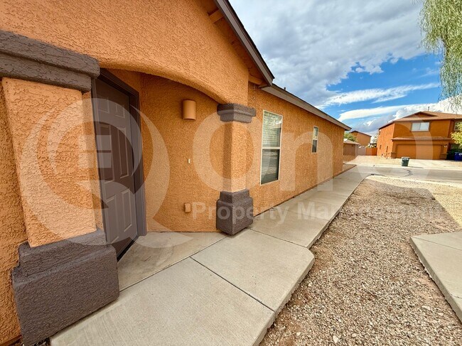 Foto del edificio - 2414 E Calle Lena Verde