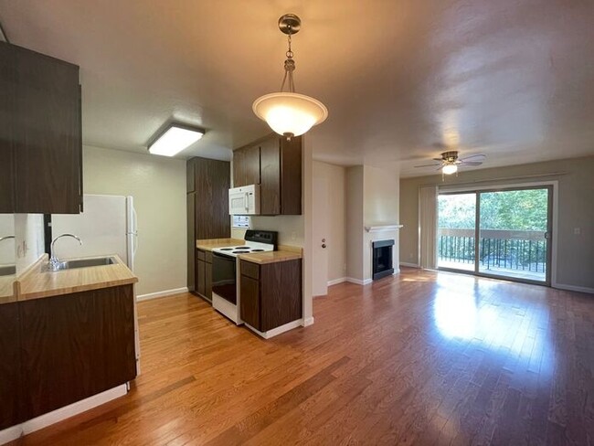 Building Photo - Cozy, 1-Bedroom Condo in Monterey