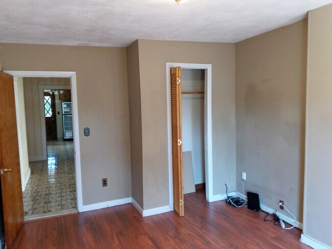 Downstairs bedroom - 92 Sheridan Ave