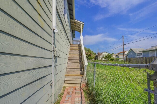 Building Photo - 1106 39th St