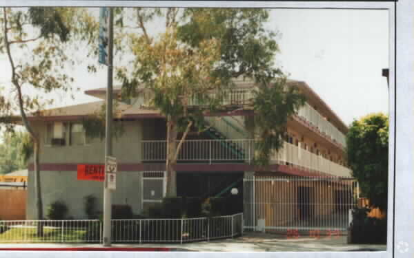Building Photo - 803 Centinela Ave