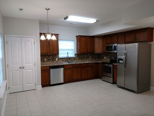 Building Photo - 4 Bedroom near Volkswagen!