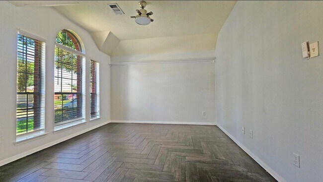 Foto del edificio - 1805 Oak Hollow Dr W