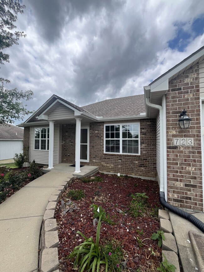 Building Photo - 723 Iron Horse Dr