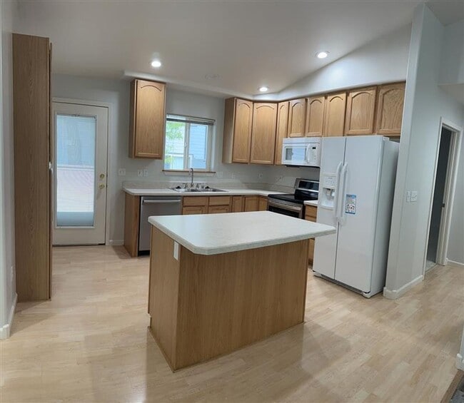 Building Photo - Three Bedroom - Low maintenance, west-end,...