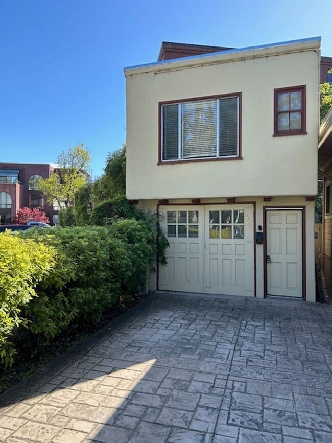 Building Photo - 405 California Dr