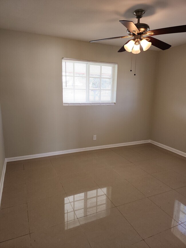 Building Photo - 949 W Kalmia Dr