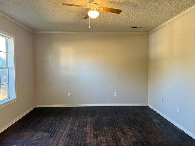 Building Photo - 2423 25th St