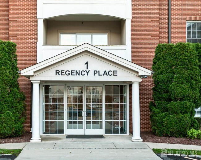 Foto del edificio - 325 Regency Pl
