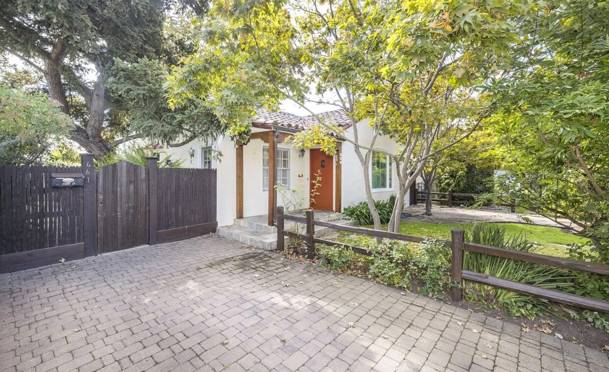 Charming Spanish Style Cottage with Incredible Deck- Gardener's Delight! - Charming Spanish Style Cottage with Incredible Deck- Gardener's Delight!