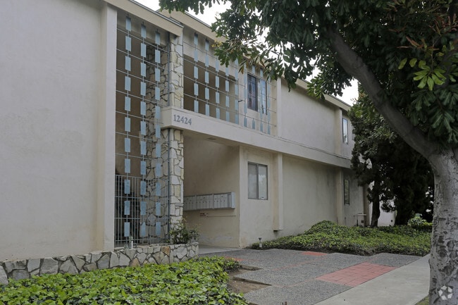 Building Photo - 12424 Breezewood Dr