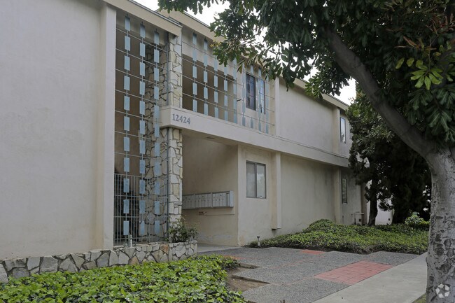 Foto del edificio - 12424 Breezewood Dr