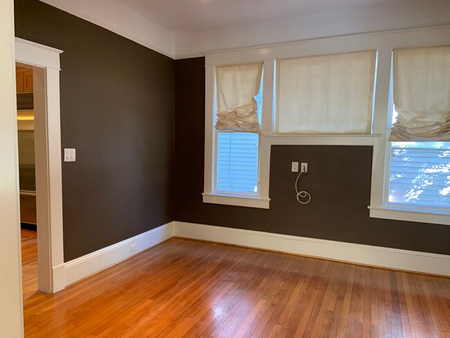 Foto del edificio - First Floor Unit For Rent Near UNCG!