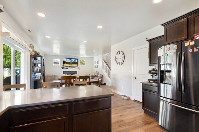 Foto del edificio - Stunning 5-Bedroom Family Home on a Corner...