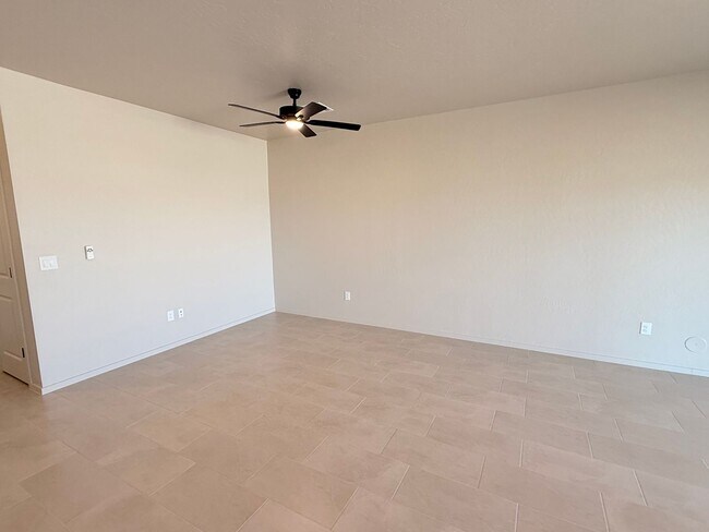 Building Photo - New Home Metro Verde